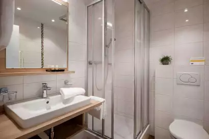 08_hotel_garni_regina_weerberg_zimmer_fuer_3_personen-c-hannes_dabernig