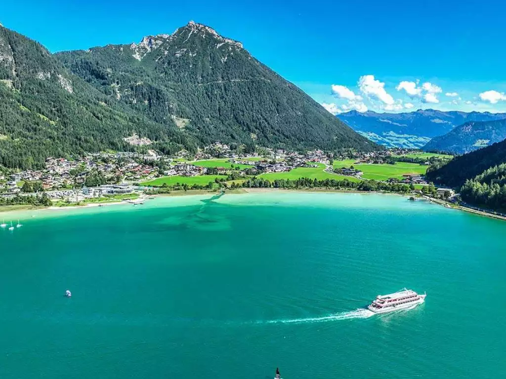 Blick auf Achensee mit Schiff und Ort