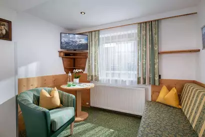 04_hotel_garni_regina_weerberg_zimmer_fuer_3_personen-c-hannes_dabernig