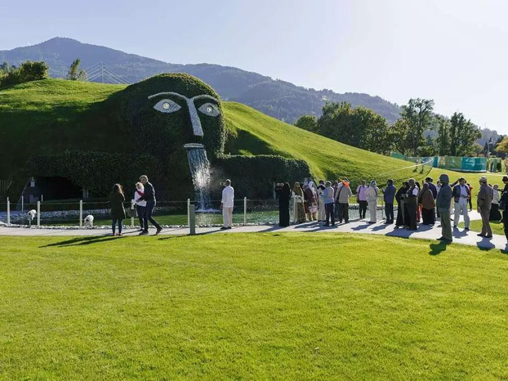 Kristallwelt mit Gesicht aus Moos