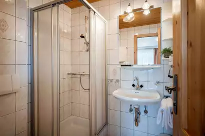 11_hotel_garni_regina_weerberg_zimmer_fuer_3_personen-c-hannes_dabernig