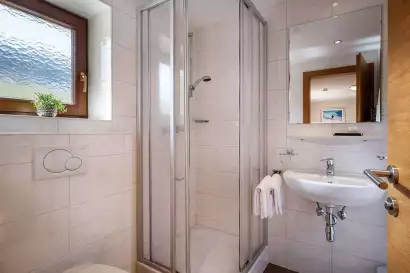 03_hotel_garni_regina_weerberg_zimmer_fuer_3_personen-c-hannes_dabernig