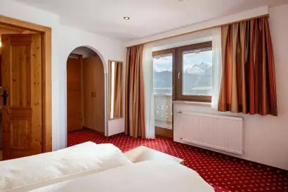 10_hotel_garni_regina_weerberg_zimmer_fuer_3_personen-c-hannes_dabernig
