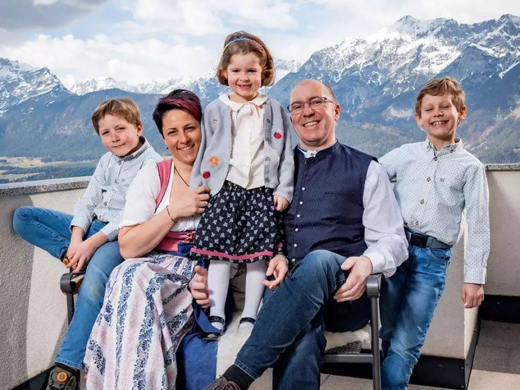 Familie Eberharter mit Berge im Hintergrund