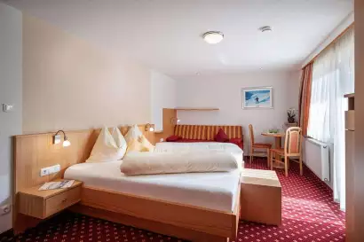 01_hotel_garni_regina_weerberg_zimmer_fuer_3_personen-c-hannes_dabernig