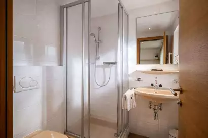 06_hotel_garni_regina_weerberg_zimmer_fuer_2_personen-c-hannes_dabernig